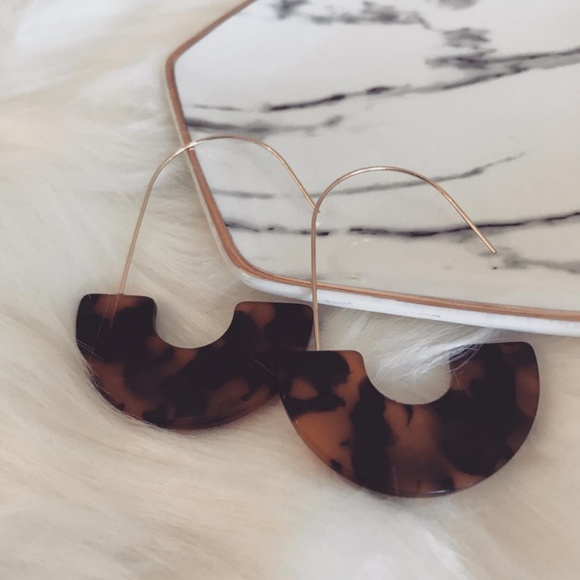 Jewelry - LAST ONE!! Tortoise Shell Drop Earrings